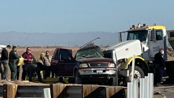 Al menos 15 indocumentados habrían muerto en accidente vial de camioneta con tráiler cerca de la frontera