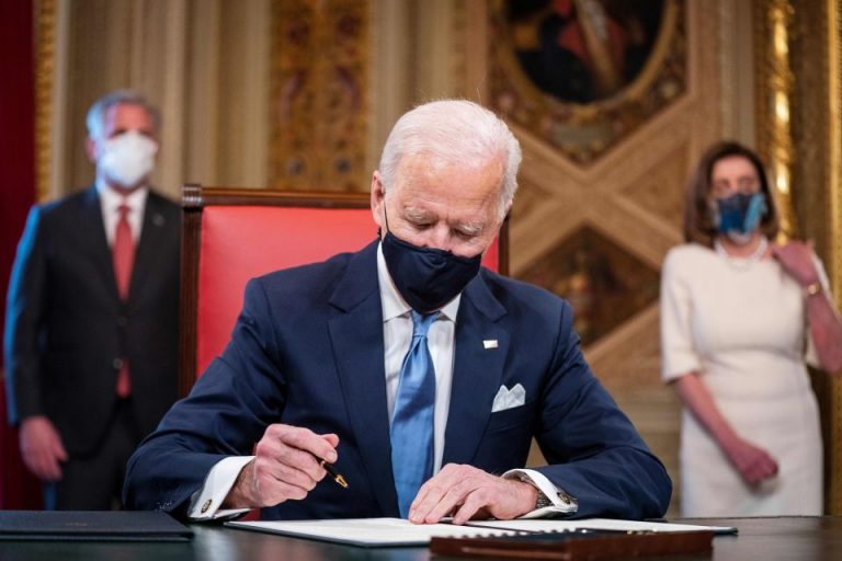 Biden firmará el 12 de marzo ley de estímulo que contempla cheque de $1,400